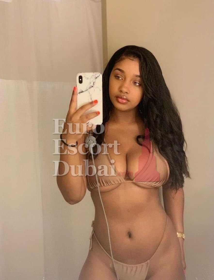 Aylin, 26, escort in Dubai — black hair, Israeli (photo 1 of 4)