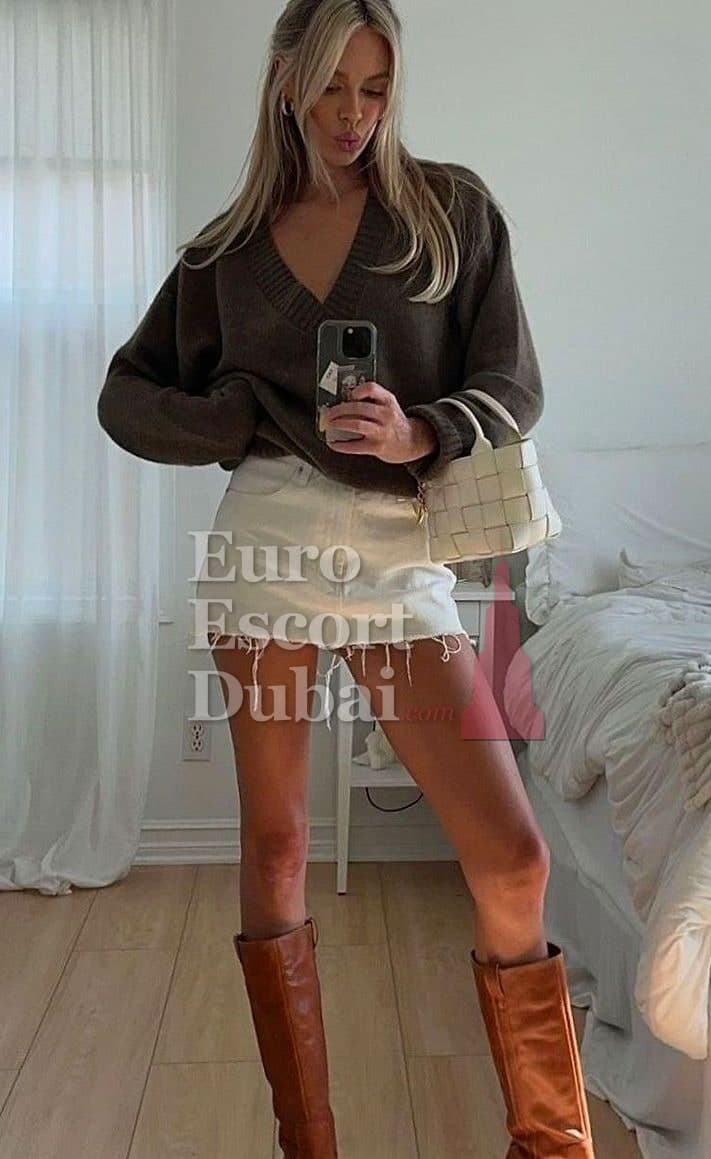 Selena, 24, escort in Dubai — 170 cm, blonde hair (photo 4 of 10)