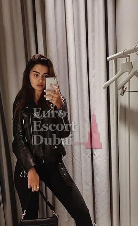 Thea, 33, escort in Dubai — blonde hair, 170 cm (photo 3 of 4)