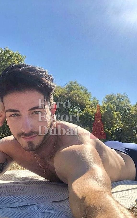 Carter, 26, escort in Dubai — 173 cm, black hair (photo 2 of 11)