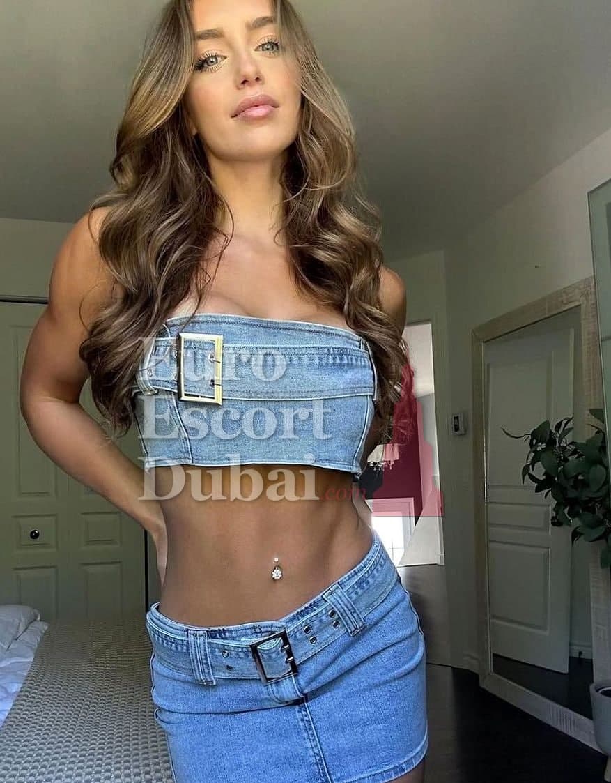 Kelsey, 28, escort in Ajman — brown hair, 169 cm (photo 3 of 6)