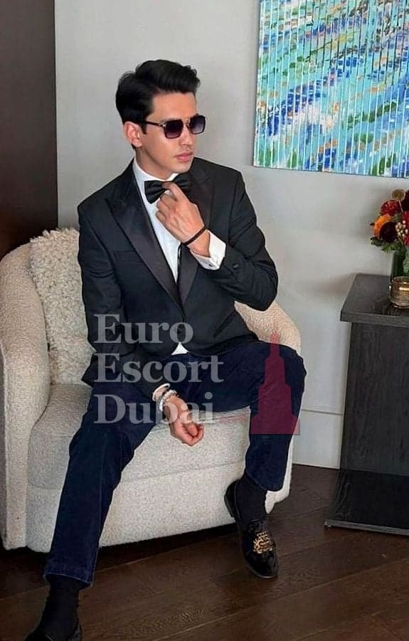 Logan, 24, escort in Al Ain — 183 cm, black hair (photo 2 of 13)