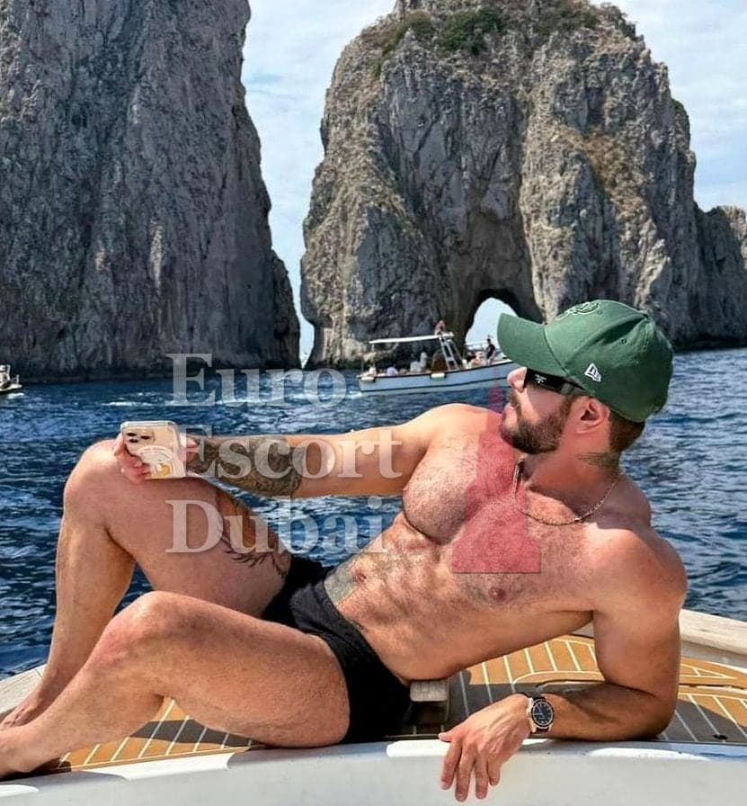 Alejandro, 29, escort in Abu Dhabi — 178 cm, brown hair (photo 6 of 13)