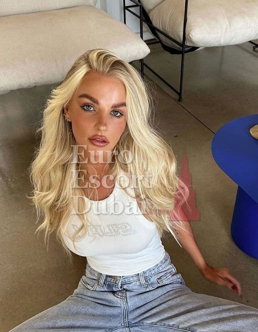 Cora, 20, escort in Dubai — 170 cm, blonde hair (photo 6 of 6)