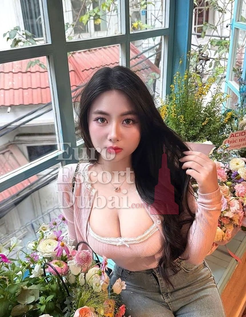 Liza, 23, escort in Dubai — 167 cm, black hair (photo 2 of 6)