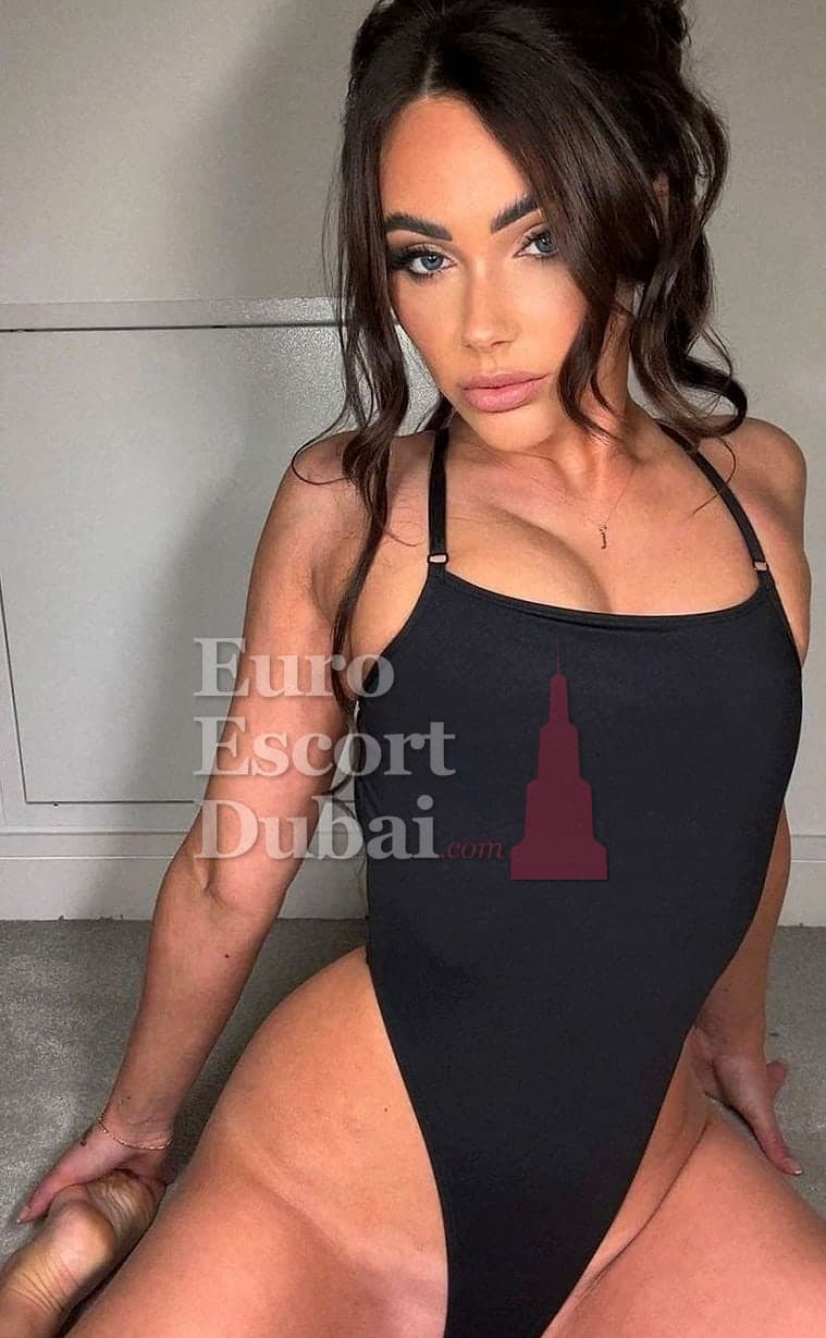 Jessie, 27, escort in Dubai — 164 cm, brown hair (photo 2 of 8)