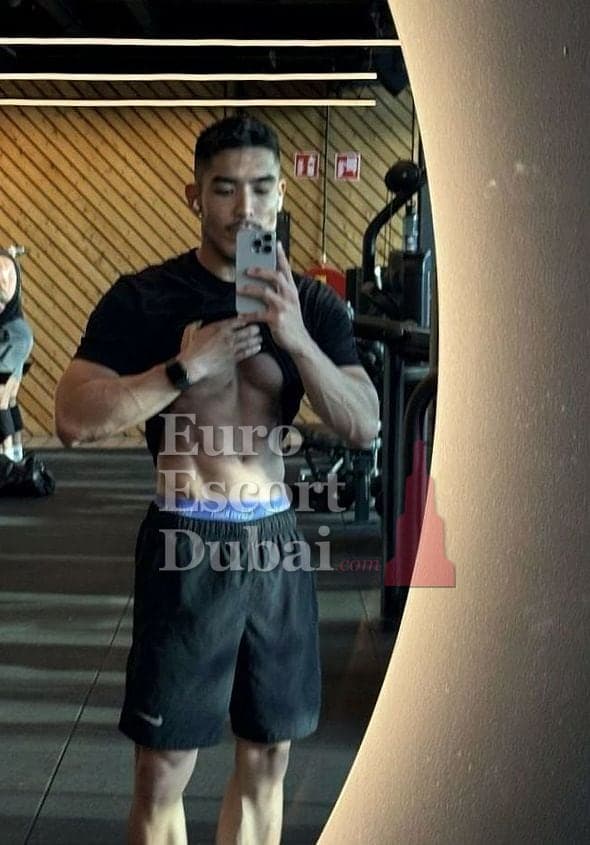 Ren, 28, escort in Dubai — 170 cm, black hair (photo 8 of 9)