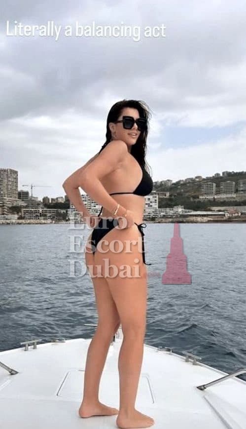 Roxana, 30, escort in Dubai — 166 cm, black hair (photo 4 of 10)