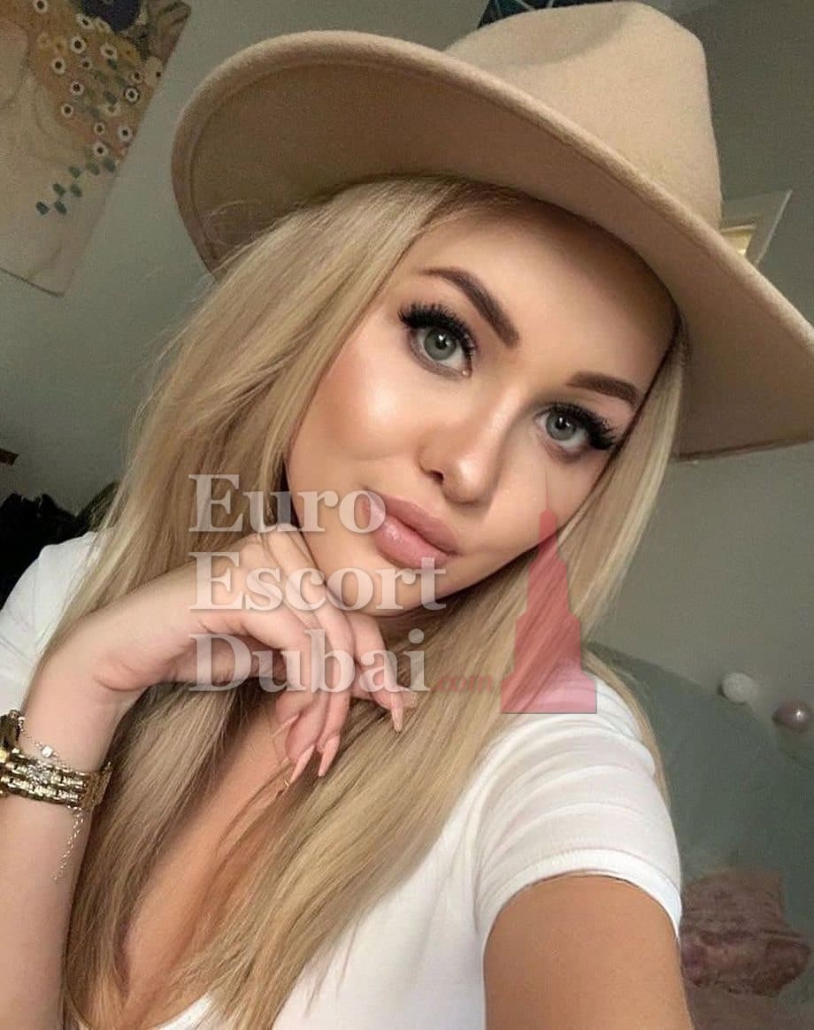 Zeynep, 23, escort in Sharjah — Turkish, 169 cm (photo 5 of 6)