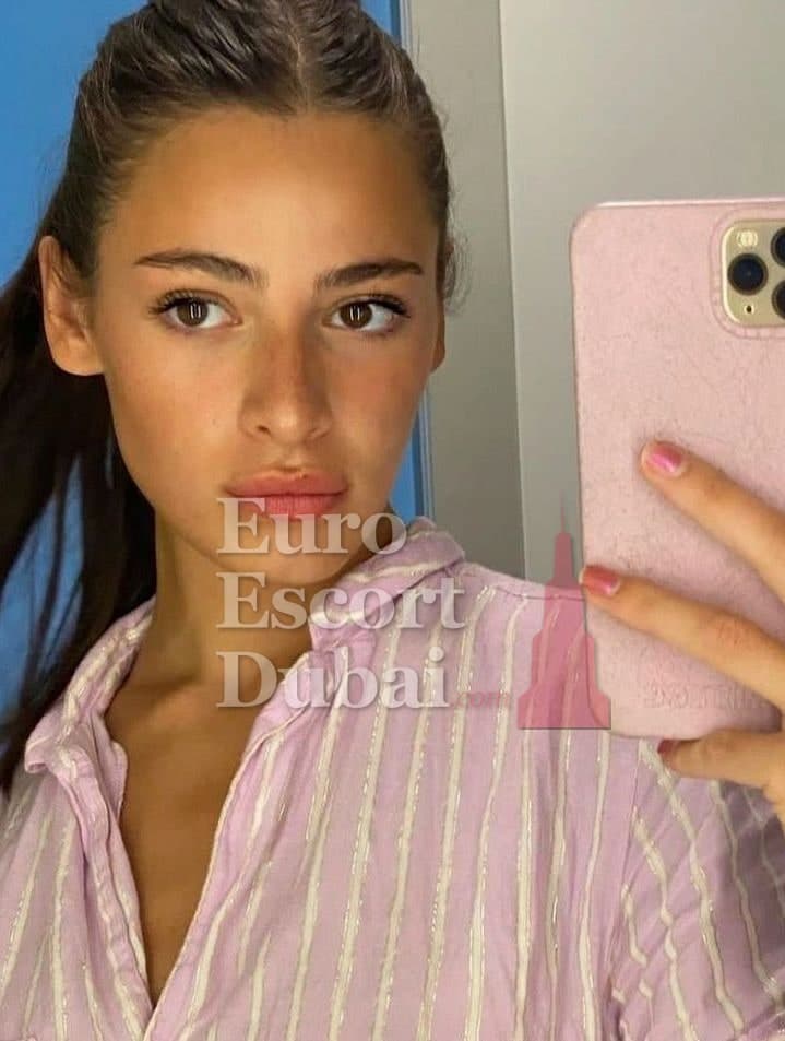 Carmen, 20, escort in Ras Al Khaimah — brown hair, French (photo 1 of 6)