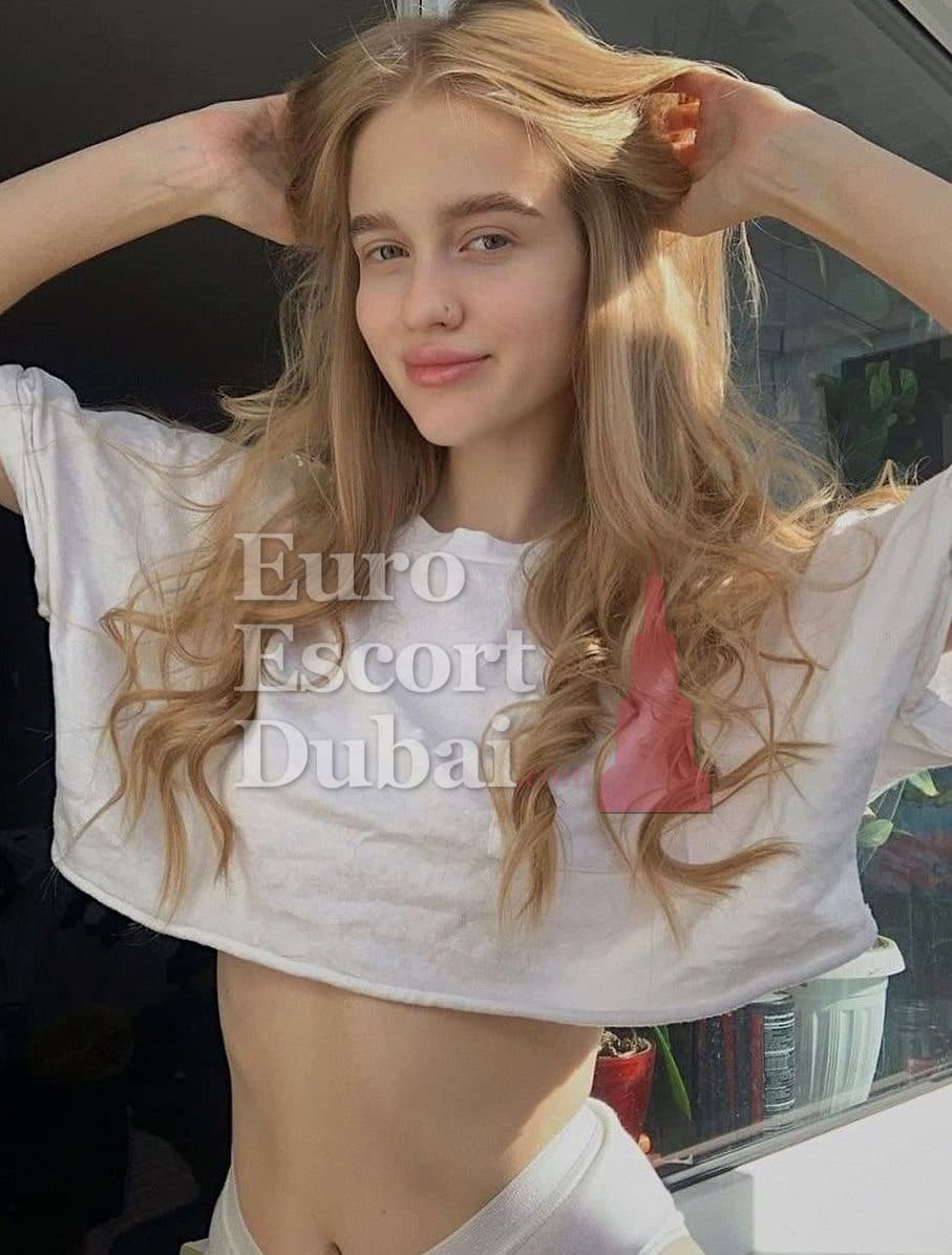 Lieke, 20, escort in Dubai — blonde hair, 170 cm (photo 3 of 6)