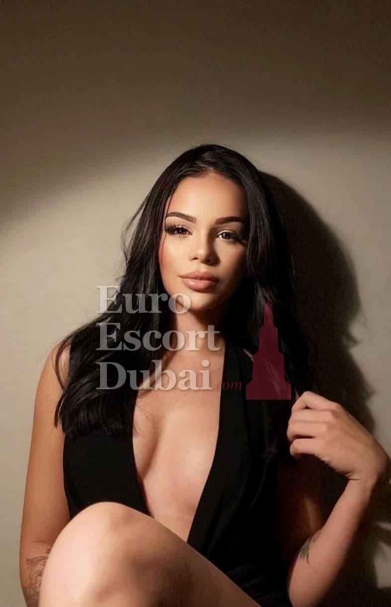 Holly Snow, 22, escort in Dubai — brown hair, British (photo 4 of 9)