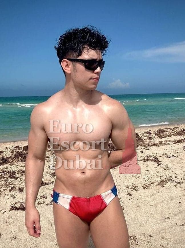 Cameron, 28, escort in Dubai — 175 cm, black hair (photo 2 of 13)