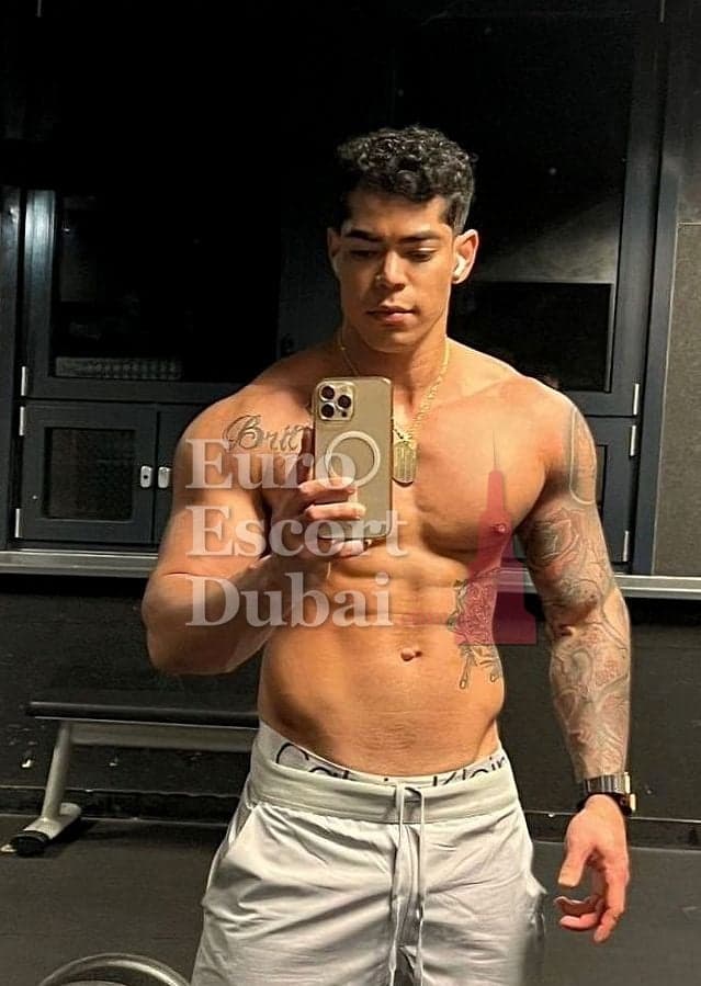 Javier, 26, escort in Abu Dhabi — black hair, 178 cm (photo 3 of 13)