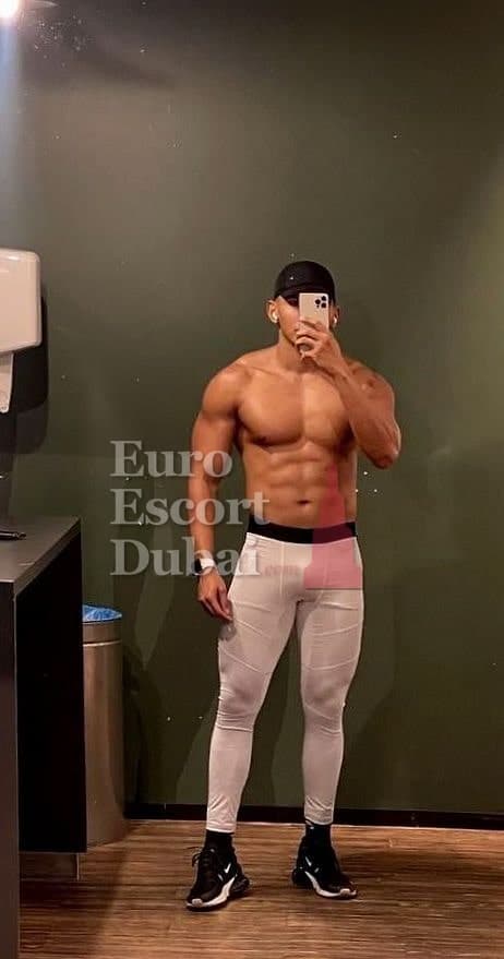 Viktor, 28, escort in Dubai — 180 cm, black hair (photo 6 of 13)