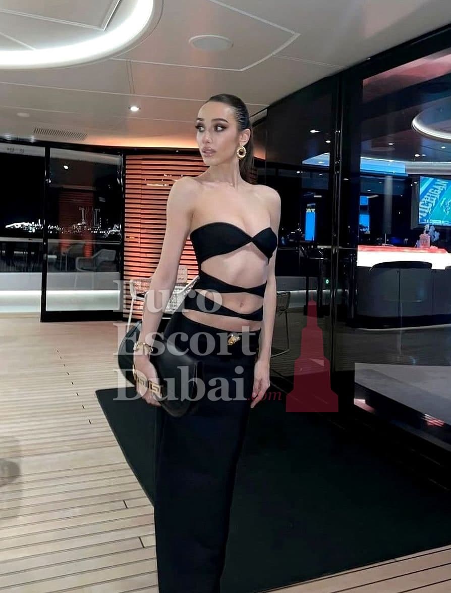 Ines, 27, escort in Ajman — 170 cm, brown hair (photo 3 of 5)