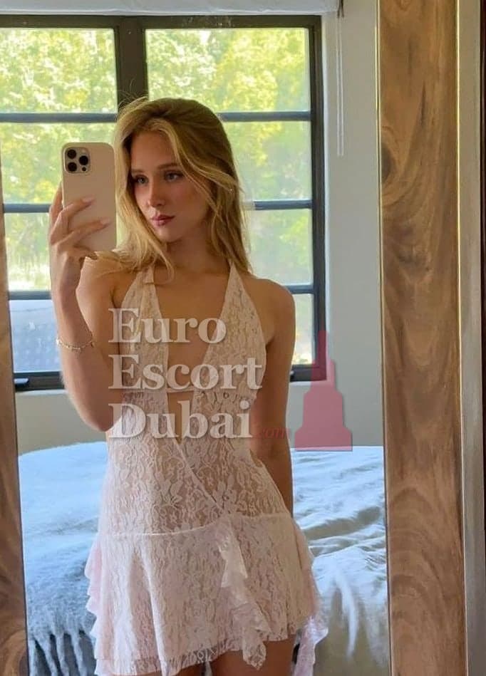 Lauren, 26, escort in Dubai — 170 cm, blonde hair (photo 6 of 9)