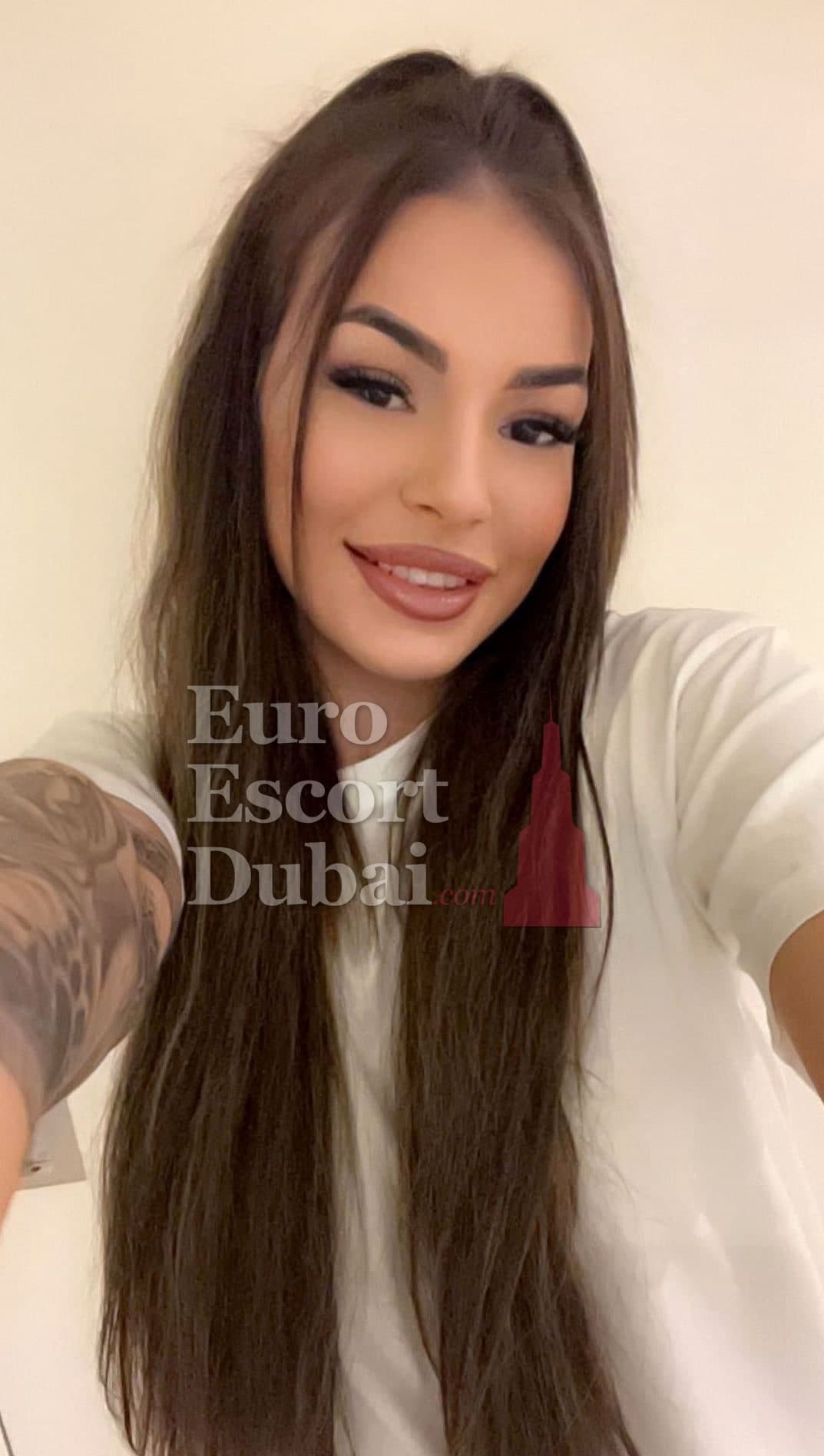 Selin, 29, escort in Dubai — 170 cm, brown hair (photo 2 of 10)