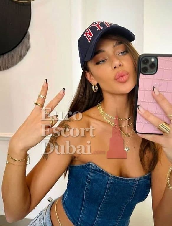Blair, 23, escort in Dubai — brown hair, 169 cm (photo 1 of 6)