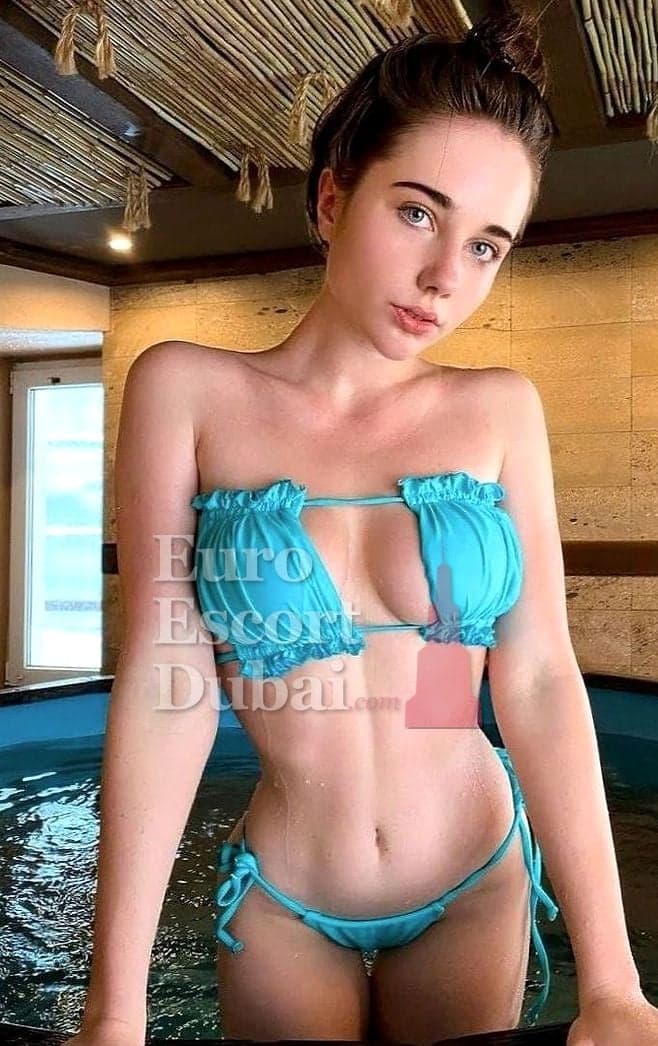Alison, 20, escort in Dubai — French, 167 cm (photo 2 of 6)