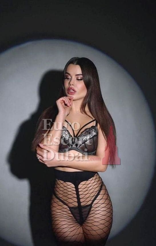 Billie, 29, escort in Dubai — brown hair, 170 cm (photo 1 of 4)