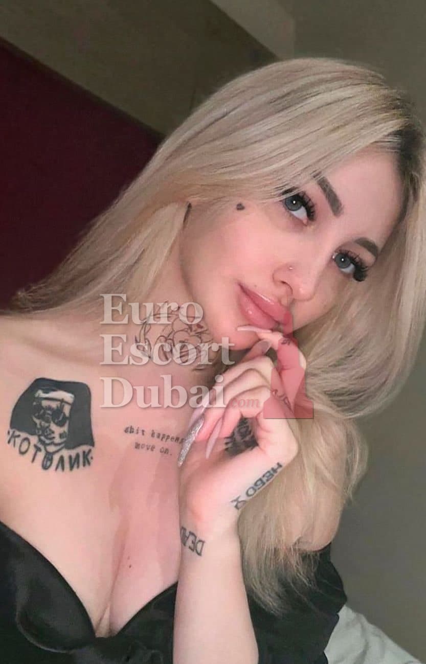 Denise, 25, escort in Dubai — blonde hair, 167 cm (photo 3 of 8)