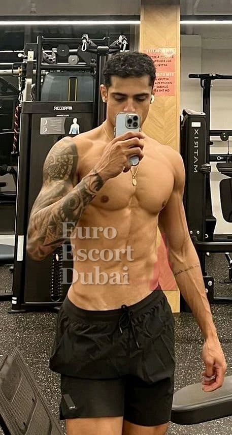 Dev, 26, escort in Dubai — black hair, 183 cm (photo 11 of 13)