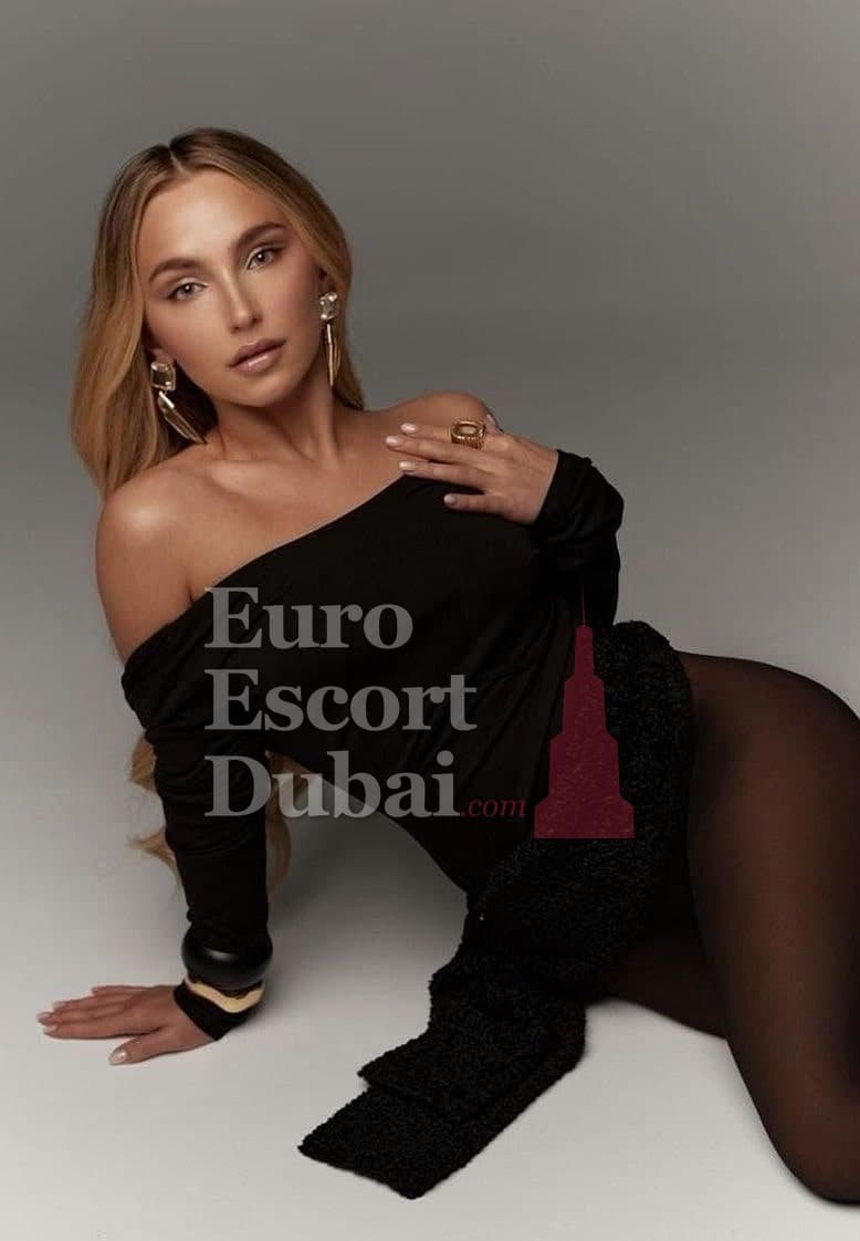 Dominika, 20, escort in Dubai — 164 cm, blonde hair (photo 3 of 7)