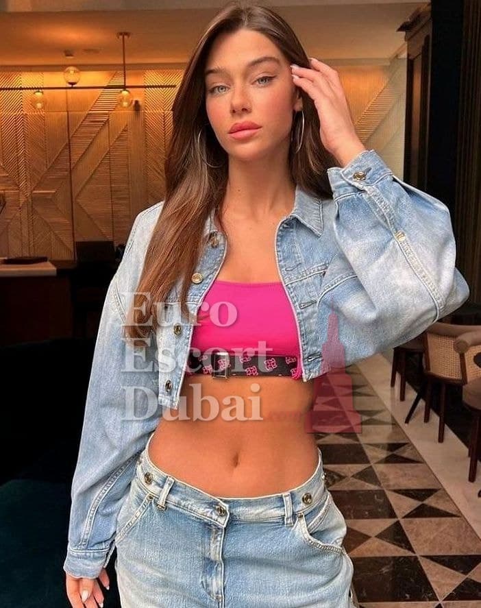Blair, 23, escort in Dubai — brown hair, 169 cm (photo 3 of 6)