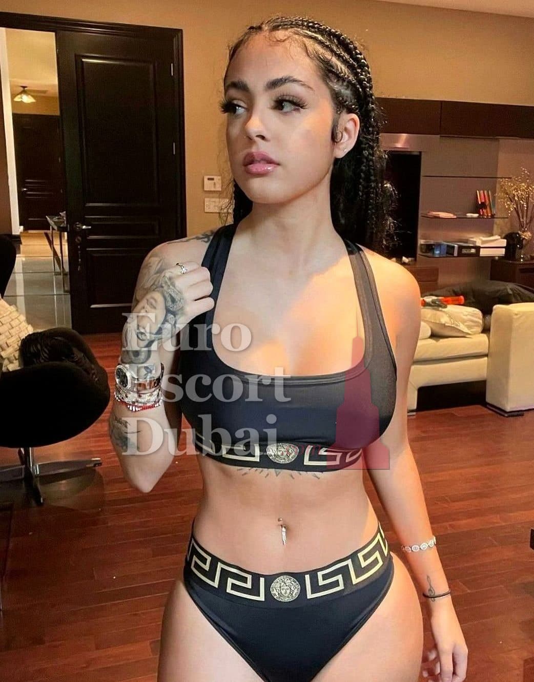 Mathilde, 31, escort in Sharjah — 183 cm, black hair (photo 3 of 5)