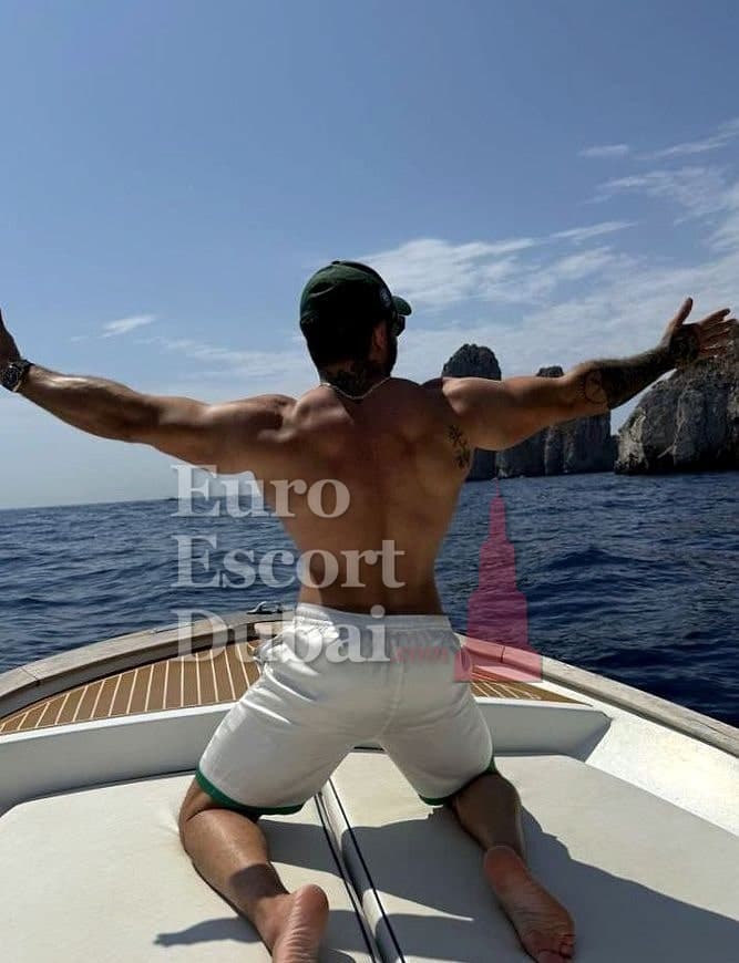 Alejandro, 29, escort in Abu Dhabi — 178 cm, brown hair (photo 4 of 13)