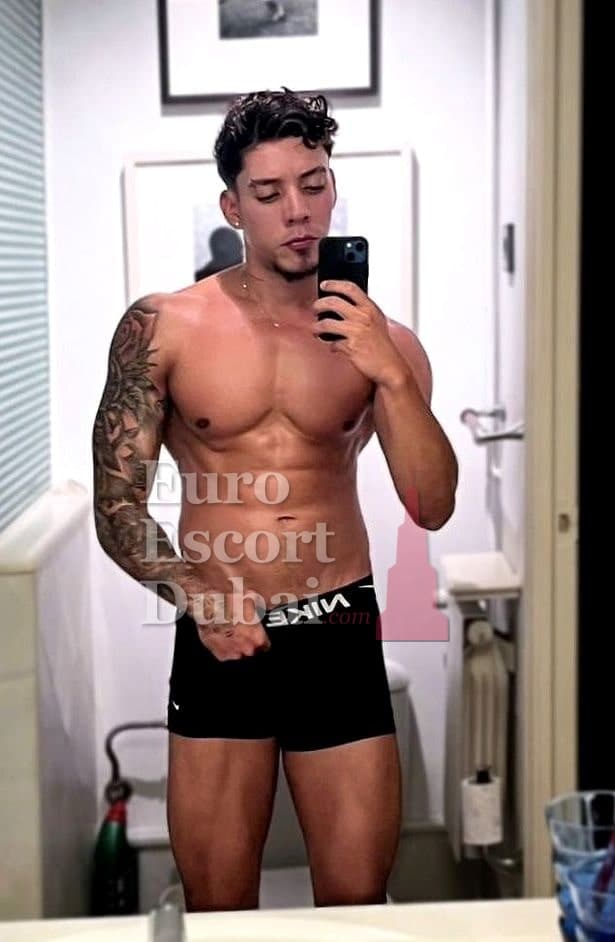 Santiago, 27, escort in Dubai — black hair, 183 cm (photo 7 of 11)