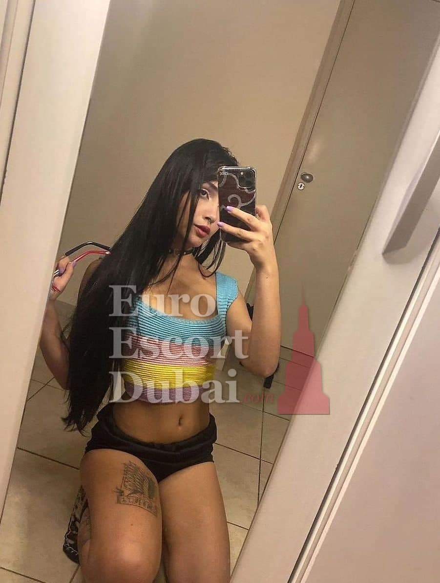 Iulia, 29, escort in Dubai — black hair, Czech (photo 4 of 5)