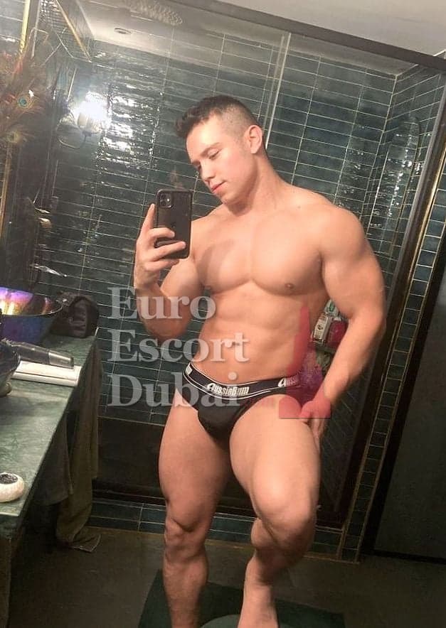 Cameron, 28, escort in Dubai — black hair, 175 cm (photo 9 of 13)