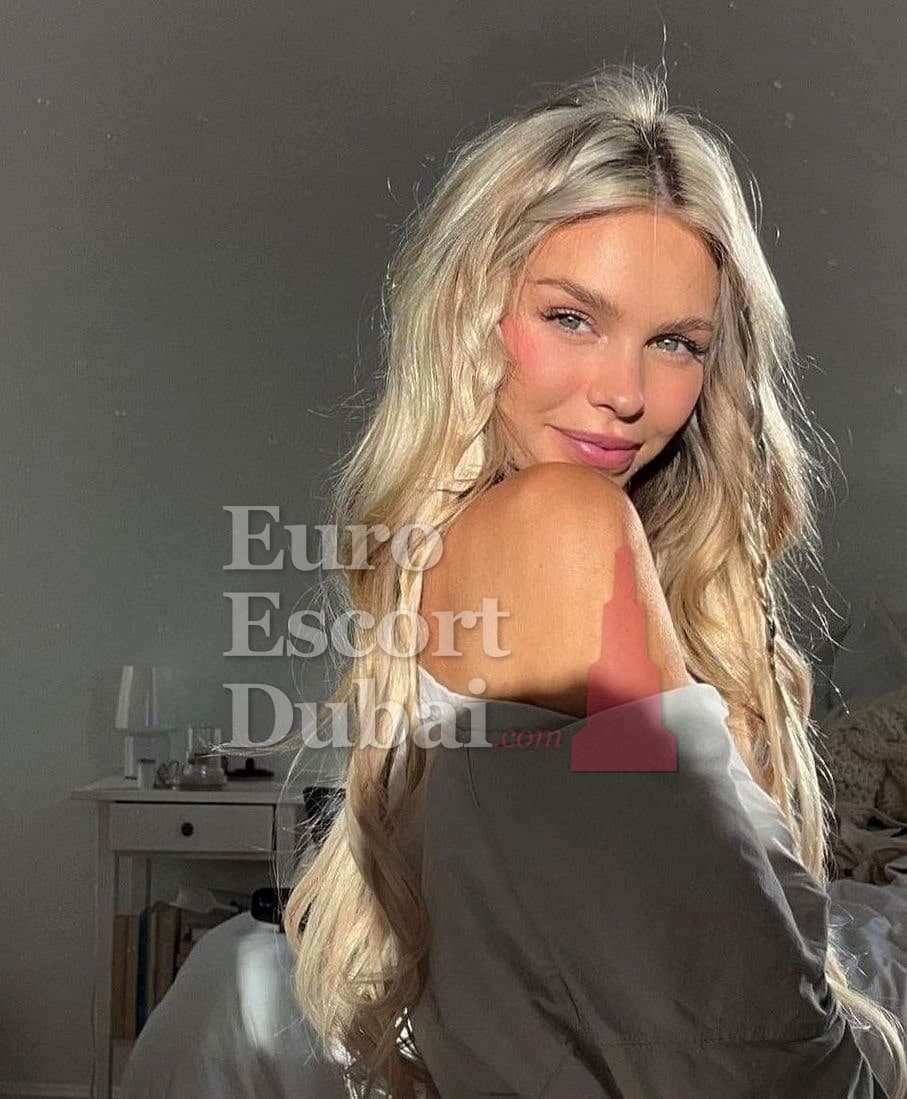 Selena, 24, escort in Dubai — blonde hair, 170 cm (photo 7 of 10)
